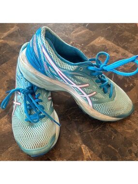 Asics Women's Blue Running Shoes Size 7.5🥰